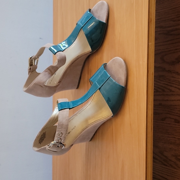 Bandolino Patent Leather and Suede T -Strap Wedge - NWOT - Picture 3 of 7